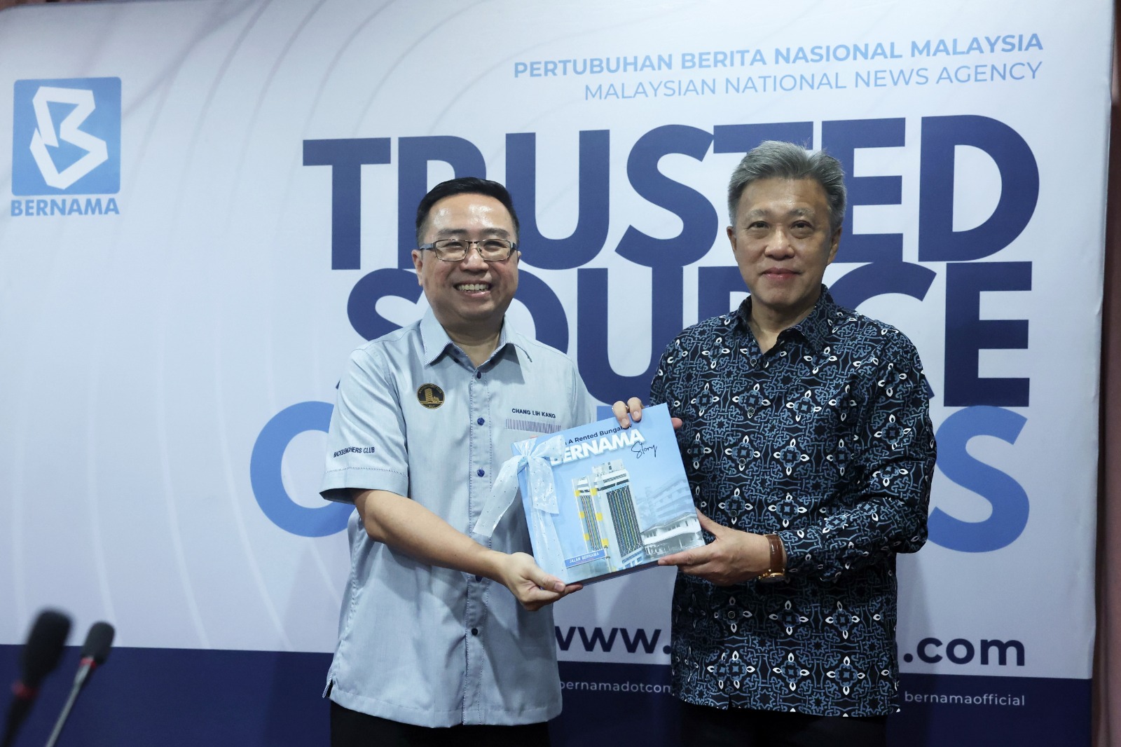 黄振威（右）赠送纪念册予郑立慷。