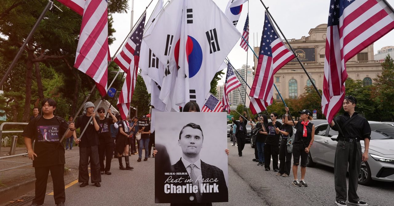 韩国上千青年举牌上街“拒绝中国免签入境”柯克刺杀案点燃保守派