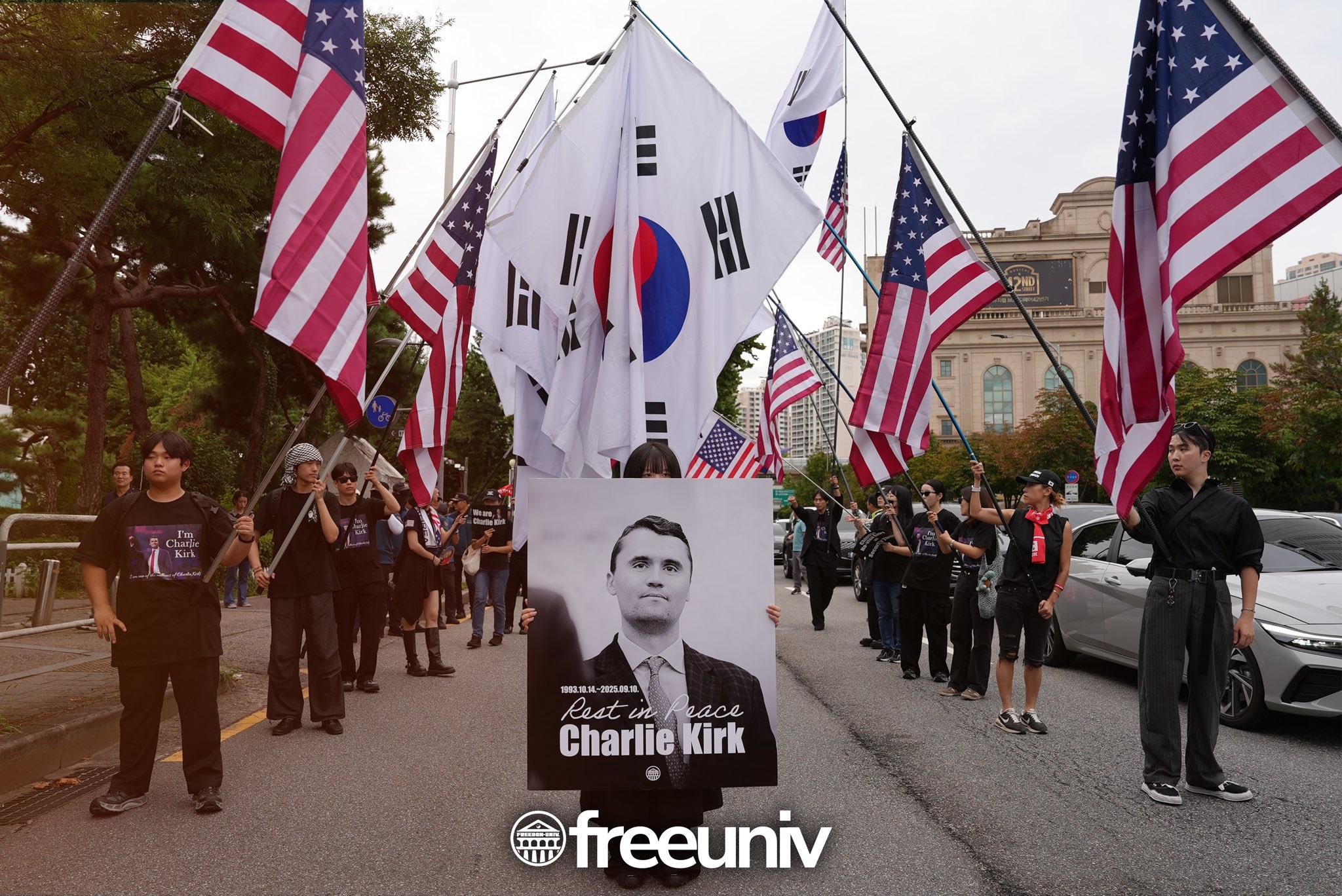 韩国上千青年举牌上街“拒绝中国免签入境”柯克刺杀案点燃保守派| e南洋