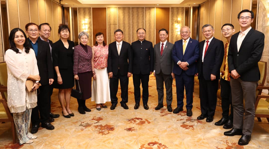 众嘉宾出席中国驻马来西亚大使馆庆祝中国成立76周年招待会。左起为张念群、许春、张润安、张聪、刘陈慧玉、钟雪芳、林家全、欧阳玉靖、陈成发、吴添泉、郑学方、谭政宗和陈汉光。