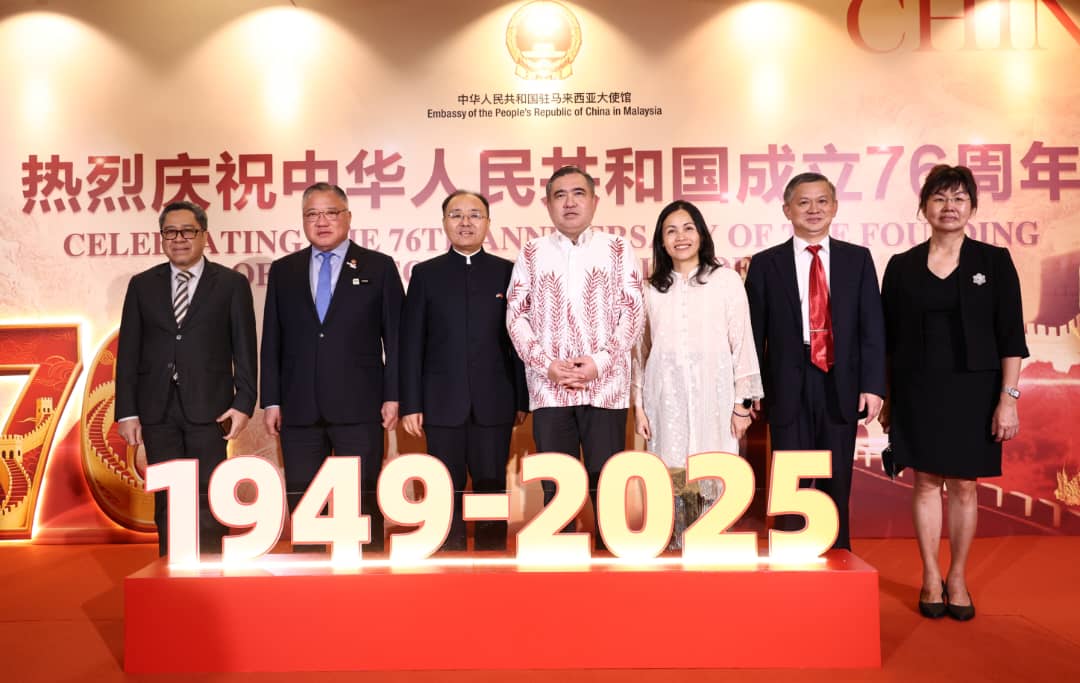 受邀出席中国成立76周年招待会的嘉宾包括阿末罗兹安(左起)、张庆信、欧阳玉靖、陆兆福、张念群、郑学方及张聪。