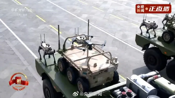 出现在阅兵式上的“机器狼”无人战车