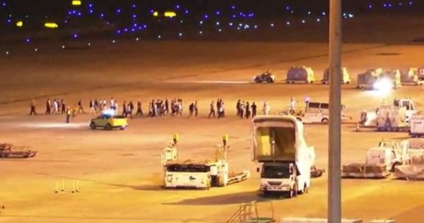 【视频】乘客闻焦味 美国联航货舱起火迫降 酿5伤