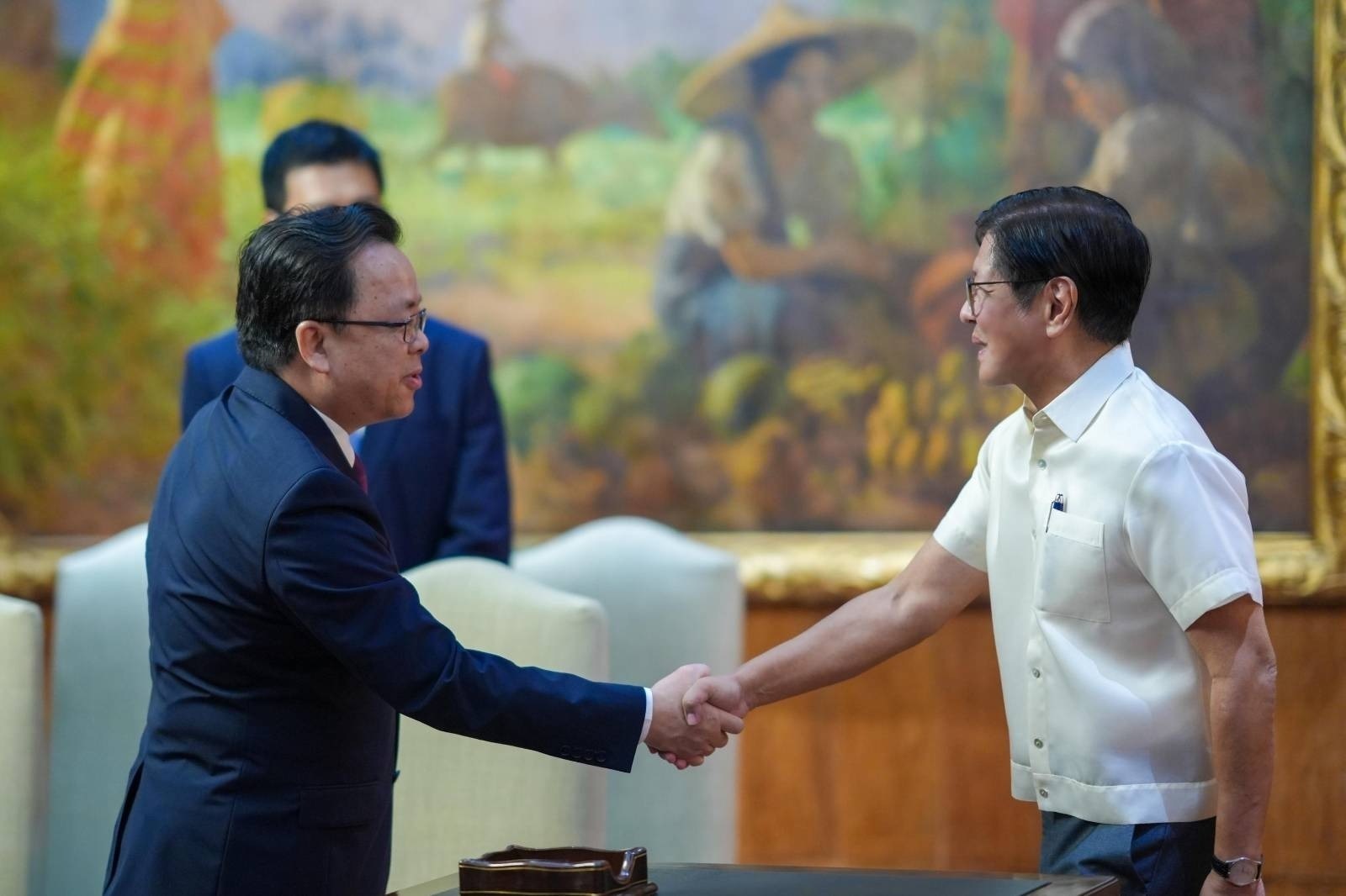 黄溪连（左）周四辞行前，拜会小马可斯 。