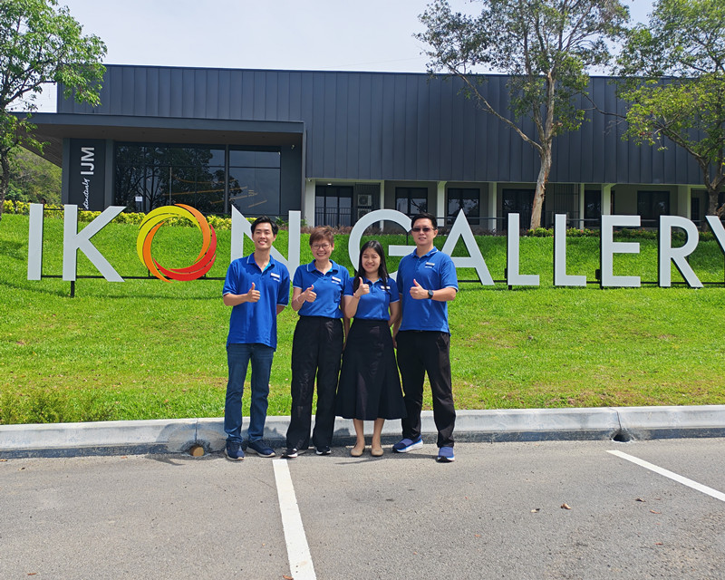 Ikon Gallery示范单位将于本月14日、20日至21日以及10月4日至5日举办开放日，IJM 置地市场与销售部高级经理黄爱薇（左二）、市场与销售经理王仁友（右起）、销售与市场资深执行员沈欣颐及龙韦吉（左）。
