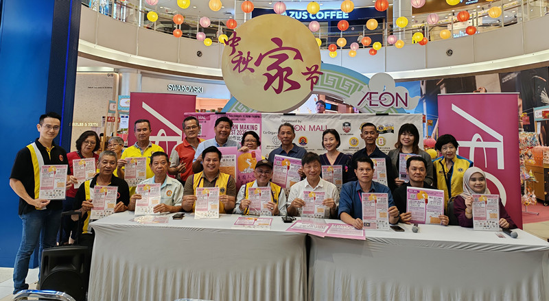 主办单位呼吁民众踊跃参与“月圆人团圆,花好月圆”活动,共庆佳节,坐者左起翁佑全、徐羽南、黄健荣、伍礼杰、黄东明、峇鲁、郑崇鸣及诺阿迪卡。