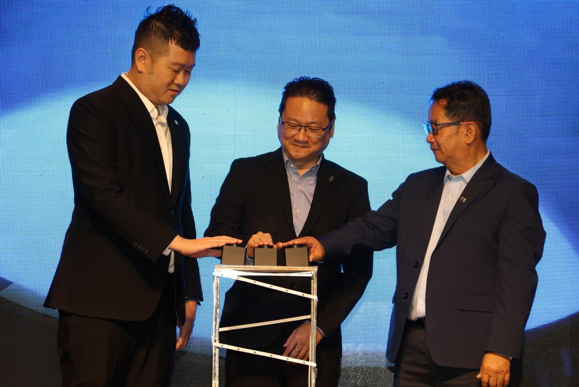 姚景益、陈杰辉及莫壮俊为讲座论坛主持推介礼。