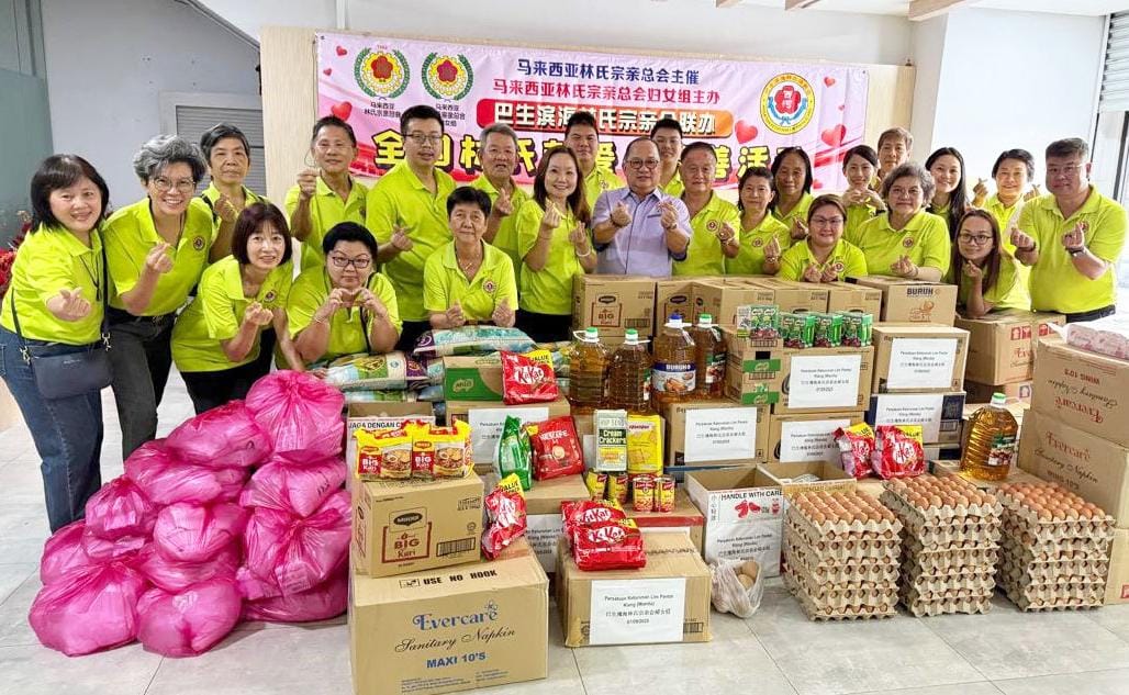 巴生滨海林氏宗亲会捐助物资给原住民家庭，传递温暖与关怀。