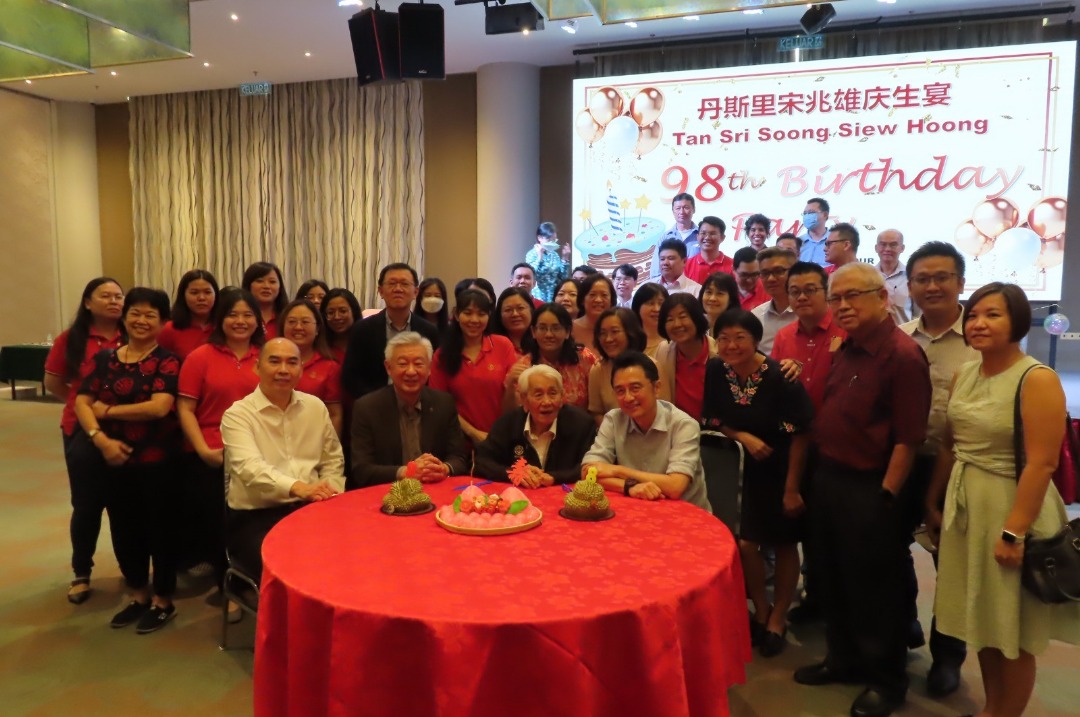 隆雪中总于2023年为宋兆雄（坐者右二）庆祝98岁寿辰，坐者左起为中总总会长拿督吴逸平、中总永久名誉会长丹斯里卢成全，坐者右为中总永久名誉会长丹斯里戴良业。