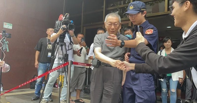 柯文哲交保后首度出庭 庭审结束与支持者击掌握手