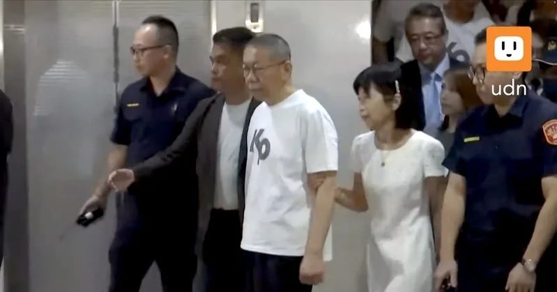 羁押1年终于要回家了 柯文哲戴好电子脚镣步出法庭