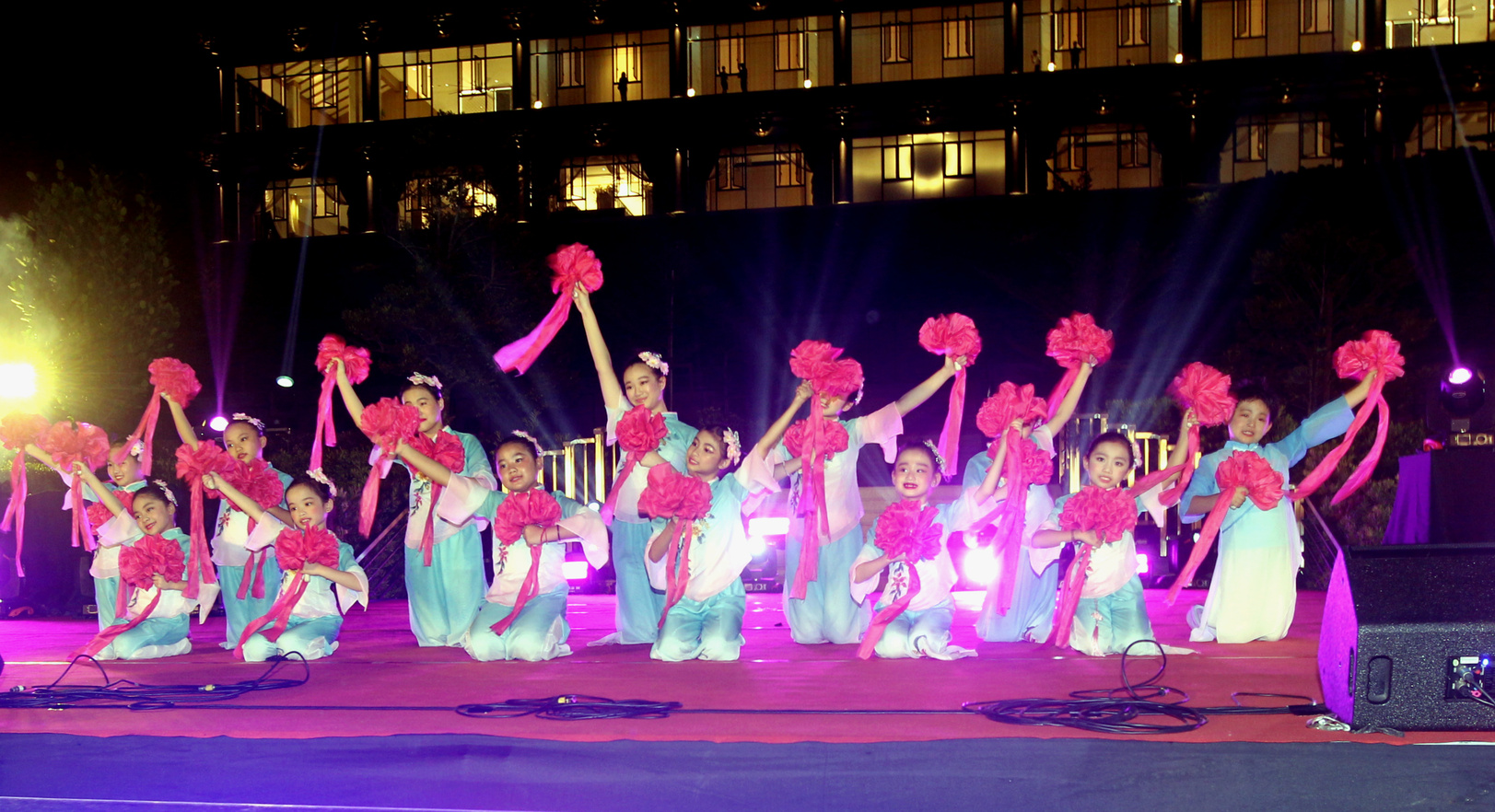 巴生滨华华小二校学生带来精彩的传统舞蹈表演,展现浓浓文化韵味。