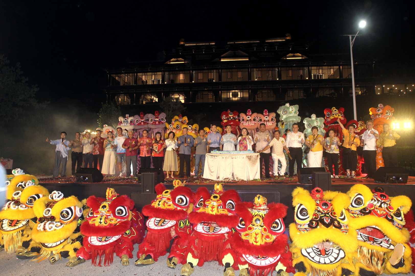 陈泰宇(左二起)、陈秋隆、陈添隆、陈淑燕、马宝坤、黄永水、刘文财、吴凤娟、王玉梅、吴亚烈、何迺赞、邝耀年 、邝耀丰、李姐¤、黄进财、苏永秋、李泳来、林锫苒、王丽兰、谢锈镁、张靖松及罗堠邺在鸣炮后主持切蛋糕仪式。