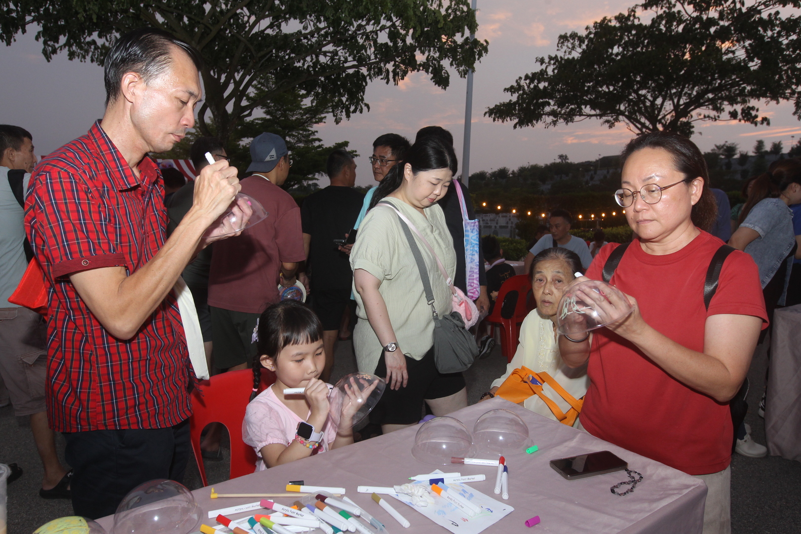 这里也有设有亲子工作坊,让家长与孩子携手创作,共同编织温馨的中秋记忆。