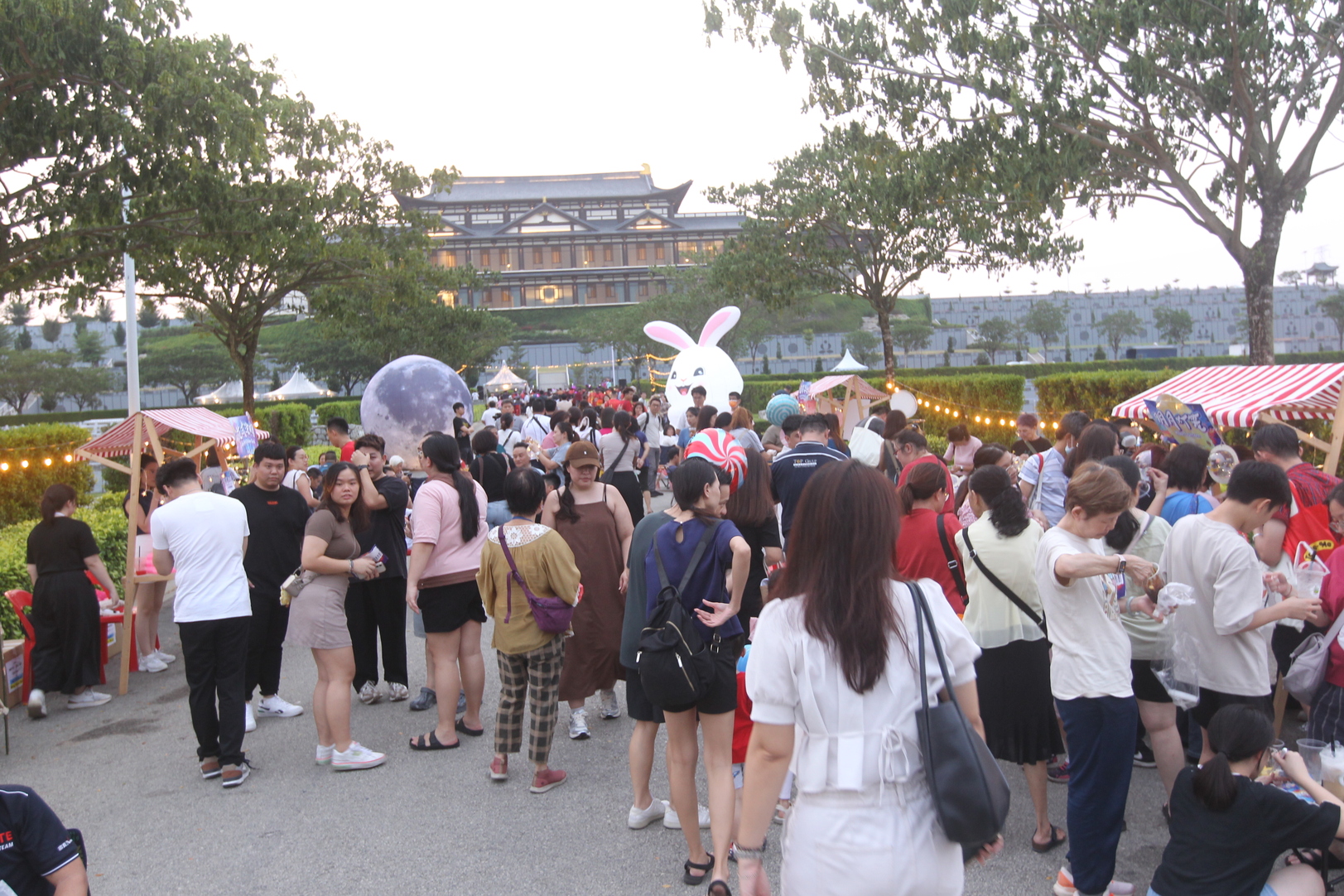 中秋盛会吸引近2000名民众热情参与,共享团圆喜悦。