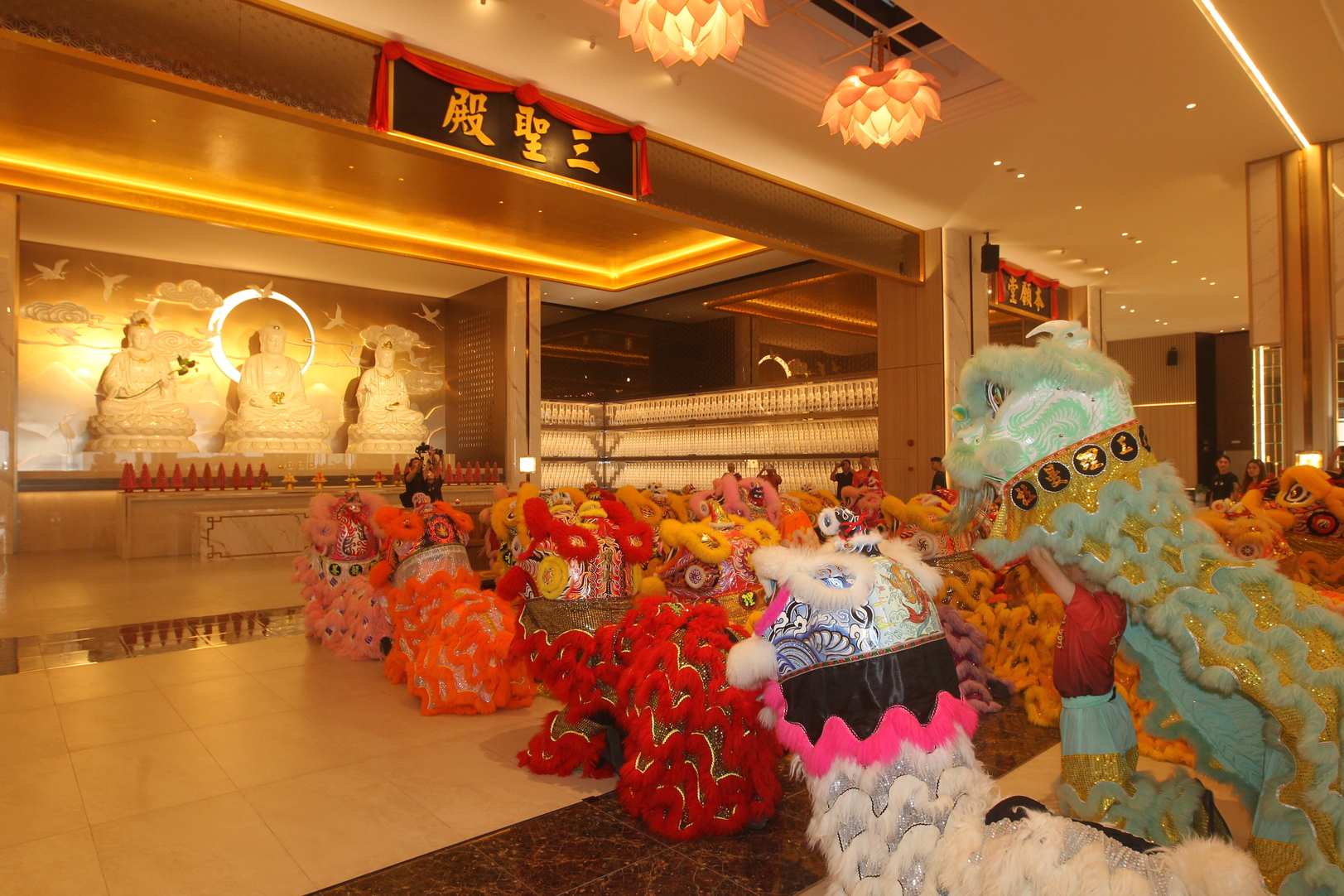 35头缤纷醒狮齐聚献瑞,热闹非凡,成为民众拍照打卡的焦点。