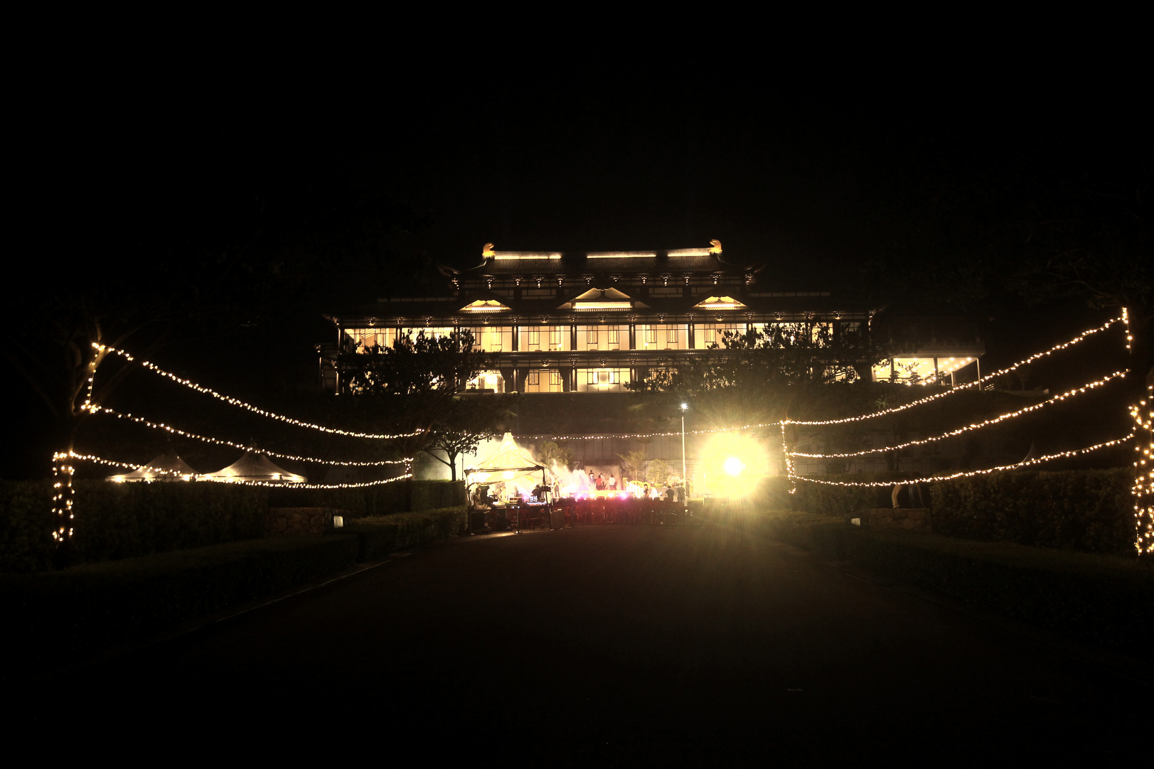 中秋盛会首次移师富贵山庄(巴生)古韵园区,夜幕下的三圣宫大殿更显庄严宏伟。