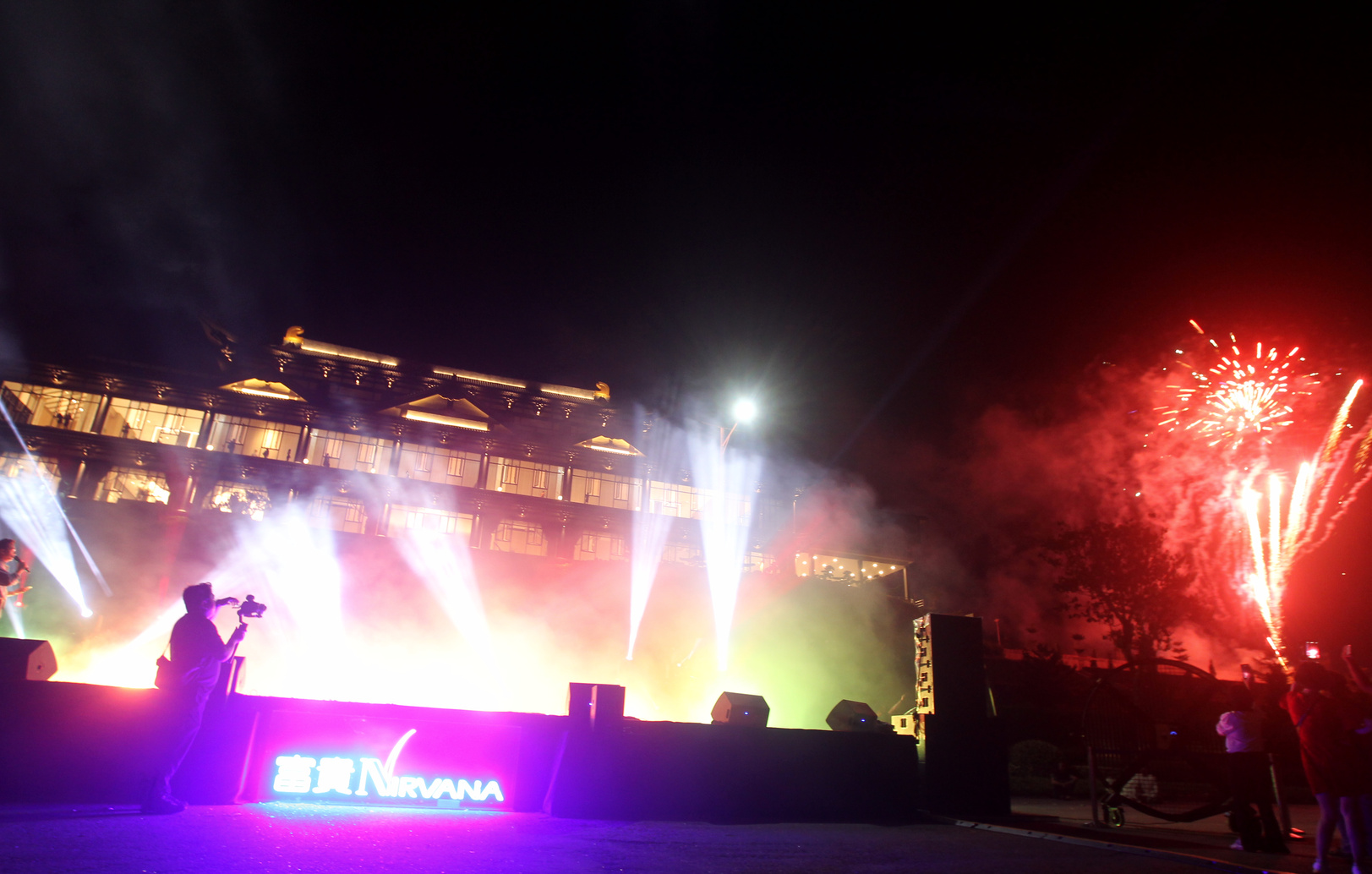 烟花辉映夜空,中秋盛会在光影中圆满落幕。