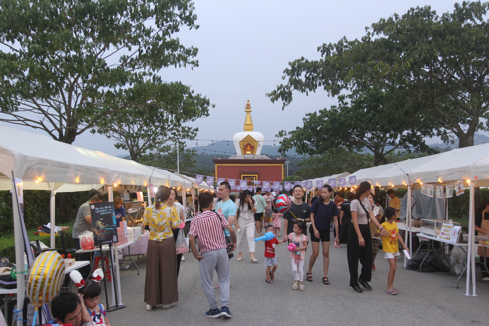 现场设有100个美食文创摊位、亲子互动工作坊等等,让民众得以度过美好且温馨的佳节。