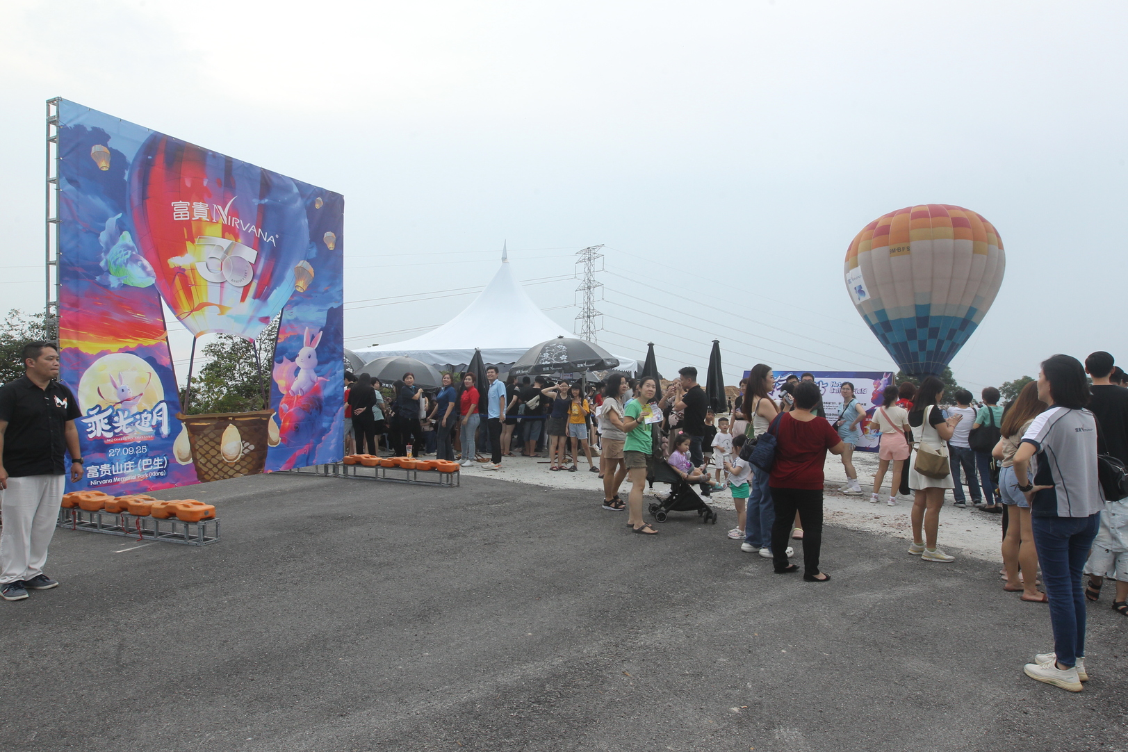 以“乘光追月”为主题的中秋盛会,特别安排热气球体验,吸引民众大排长龙,争相感受“奔向月亮”的奇幻之旅。