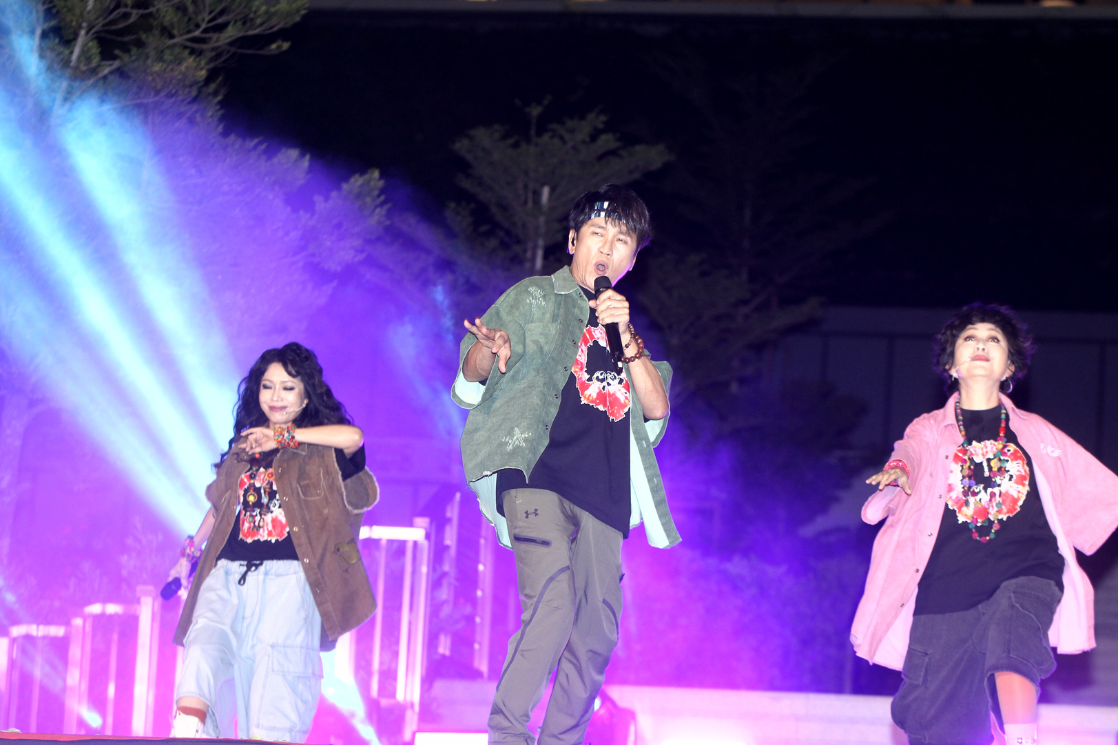 黄一飞与喵喵组合的演出掀起全场热潮。