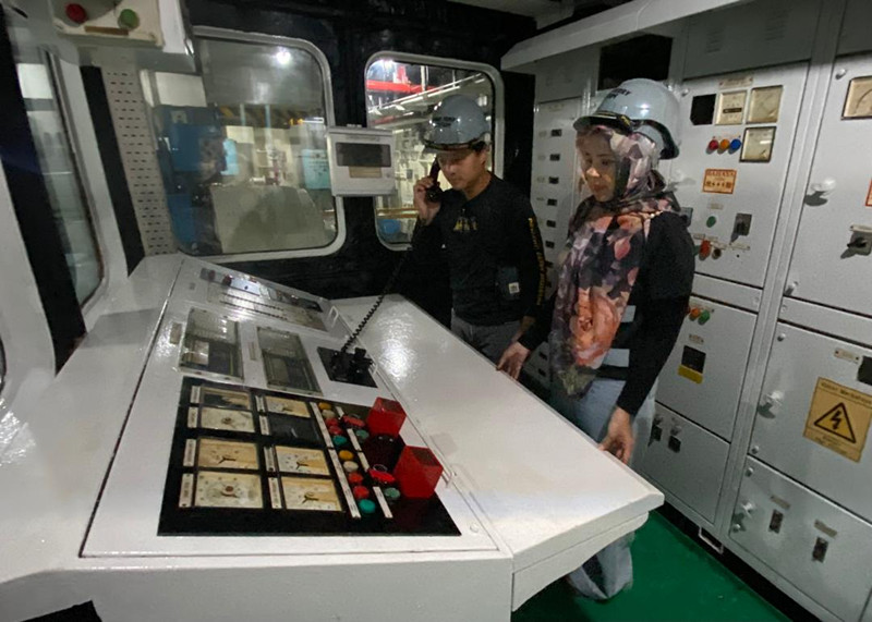 阿都哈迪(左)展示引擎舱如何与船长在航行操作上的联系,右为阿朱丽娜。