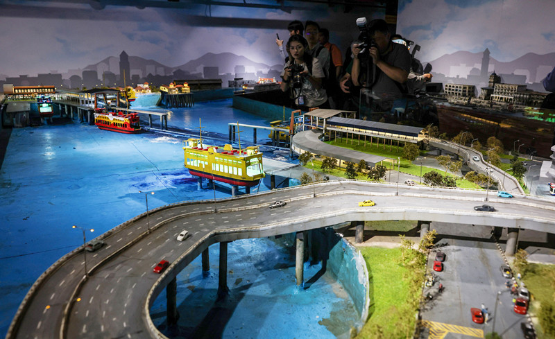 槟威渡轮两岸码头与航线的模型图。