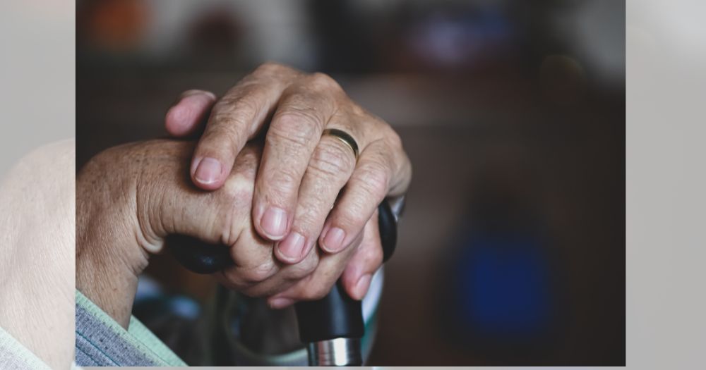 他熬20年还清房贷 妻递来“1张纸” 退休人生反转