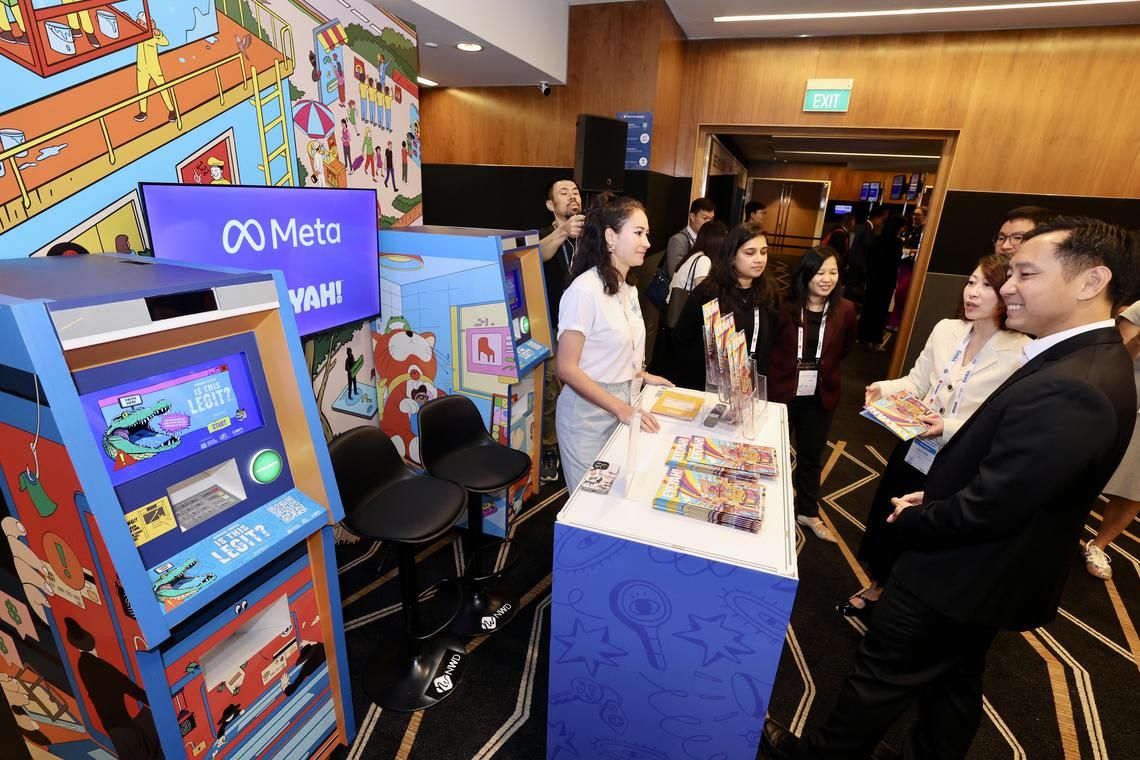 吴培铭（右）周三出席于新达城会议展览中心举行的全球反诈骗联盟亚洲防诈高峰会。