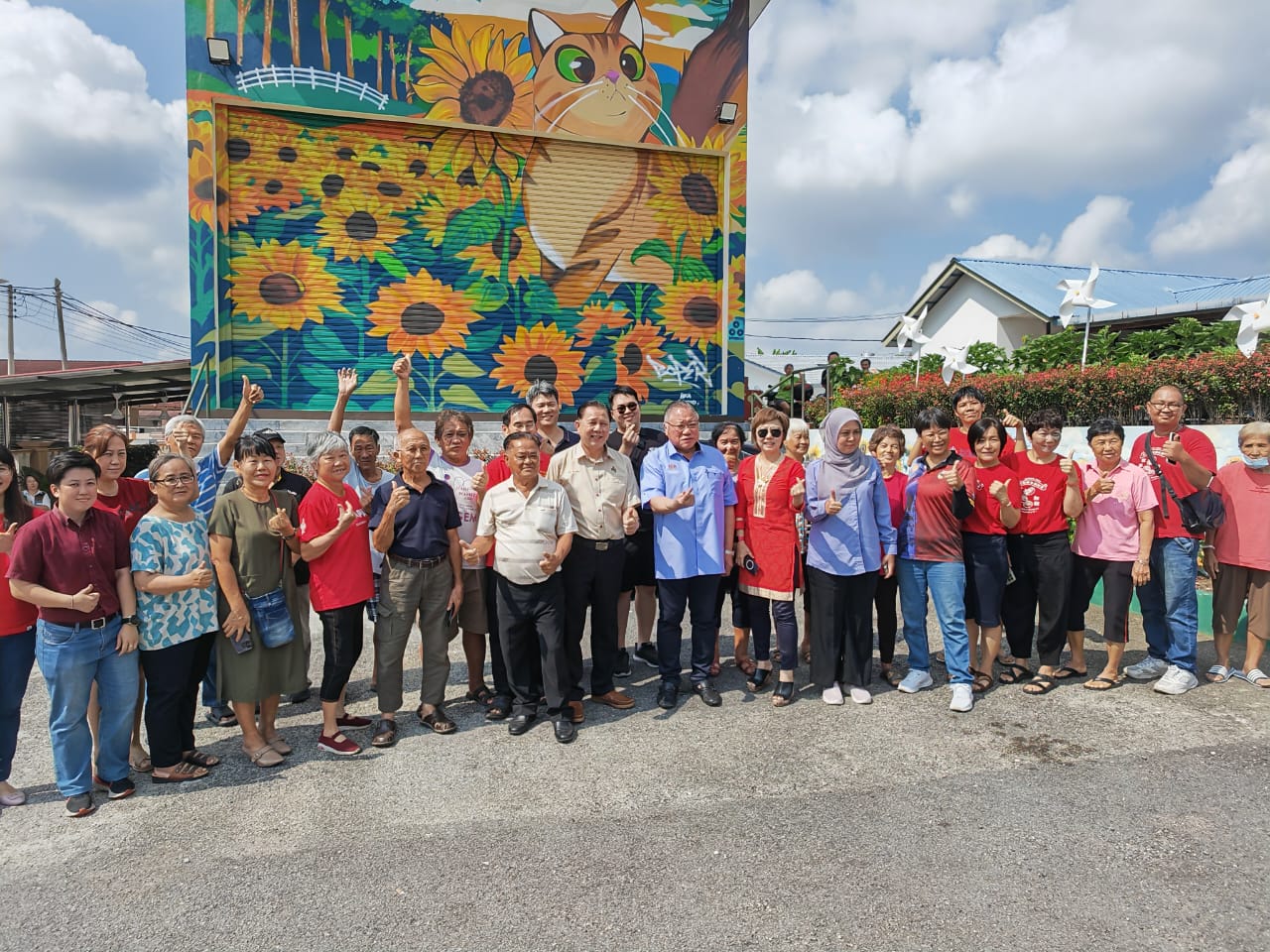 张庆信率队到万茂新村参观“三宝”。