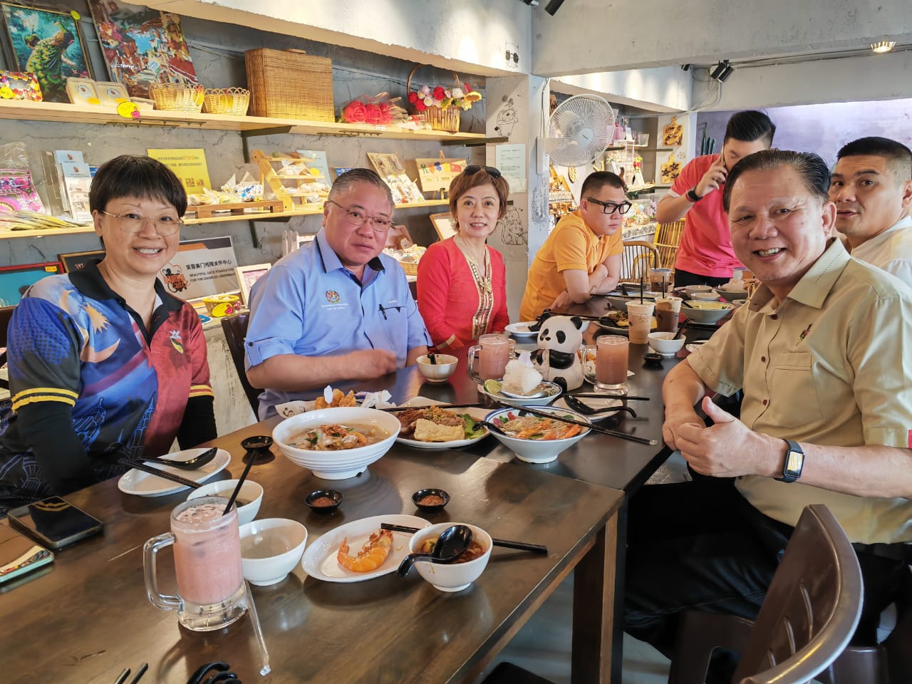 万茂新村村长郑进蕊（左）介绍村内的美食予张庆信（左二起）及陈丽群，右为叶耀荣。