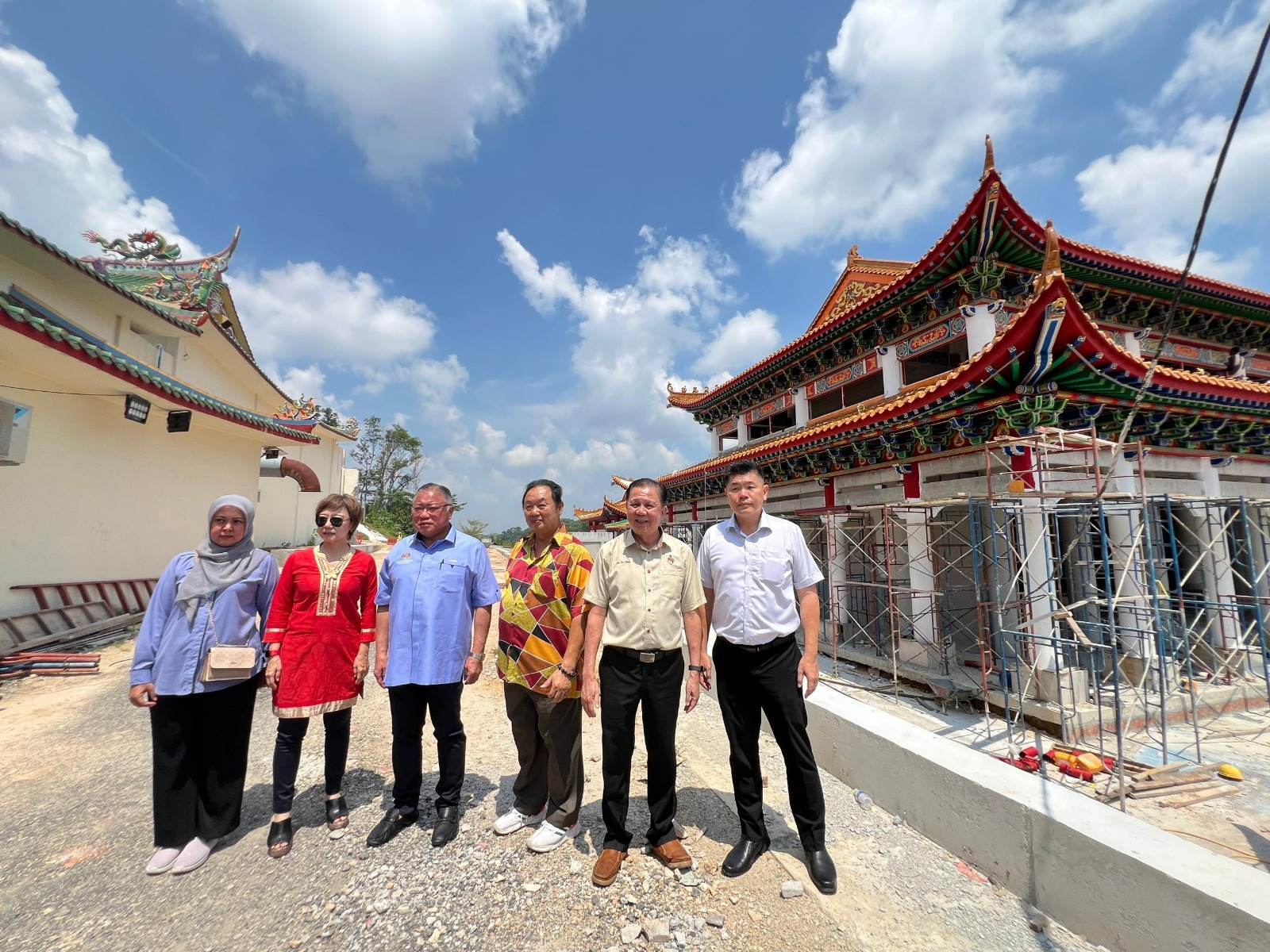  一行人走访志元堂展开“重建观音殿及园林计划”，左起拉科玛娃蒂、陈丽群、张庆信、马金福、叶耀荣及朱建华。
