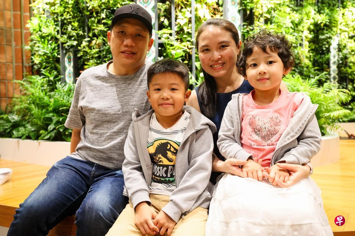 林子馨(右)通过“骨髓捐赠计划”,找到适合的骨髓。图为母亲俞建芬、哥哥林靖耀和父亲林俊达。(取自《联合早报》)