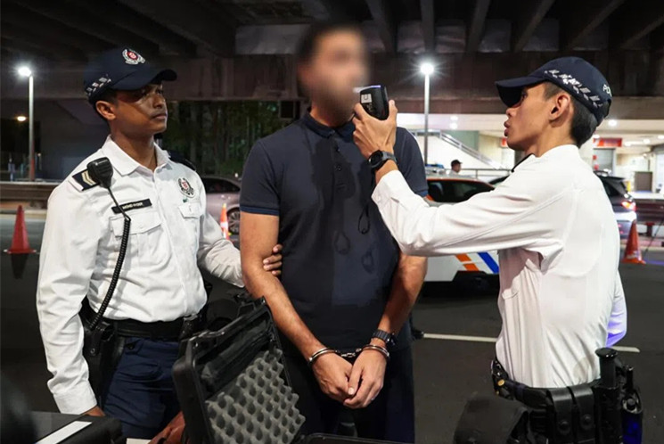 交警本月初起试用新款手持式酒精呼气测试器，无须待涉酒驾者被带回警局，警方当场就能测出酒精含量。