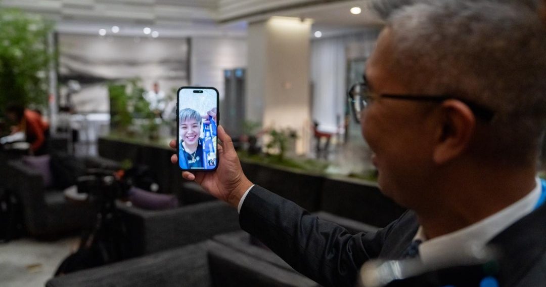 扎夫鲁贺杰蔚夺世界冠军 “拨电时杜依蔚笑得合不拢嘴”