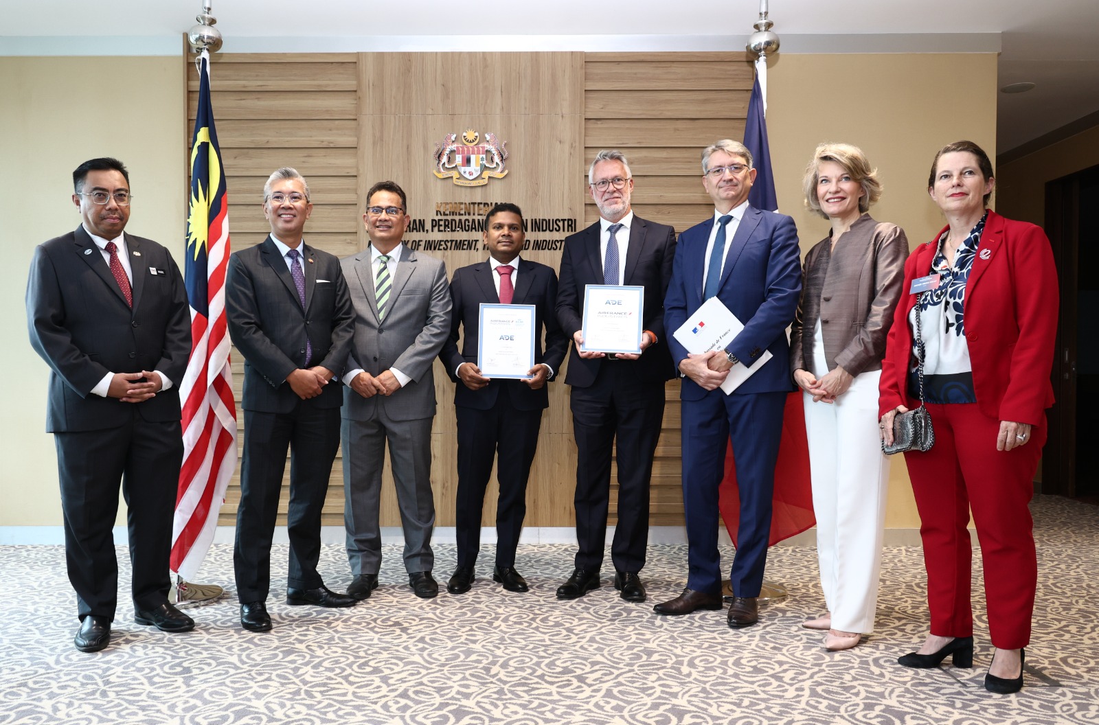 扎夫鲁（左二）与阿塞尔（右三）见证马赫什（左四）与格里莫特勒（右四）交换合作协议，左为海里尔。