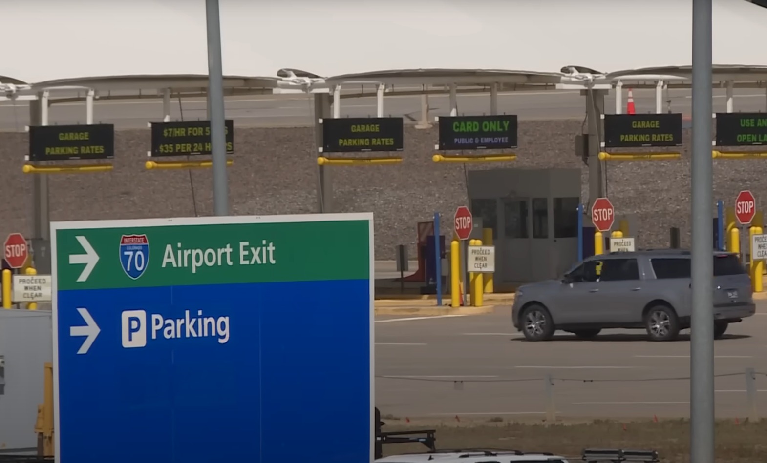 女子把车停在航厦停车场去机场上班，没想到收到2310美元的高额停车费账单。（视频截图）