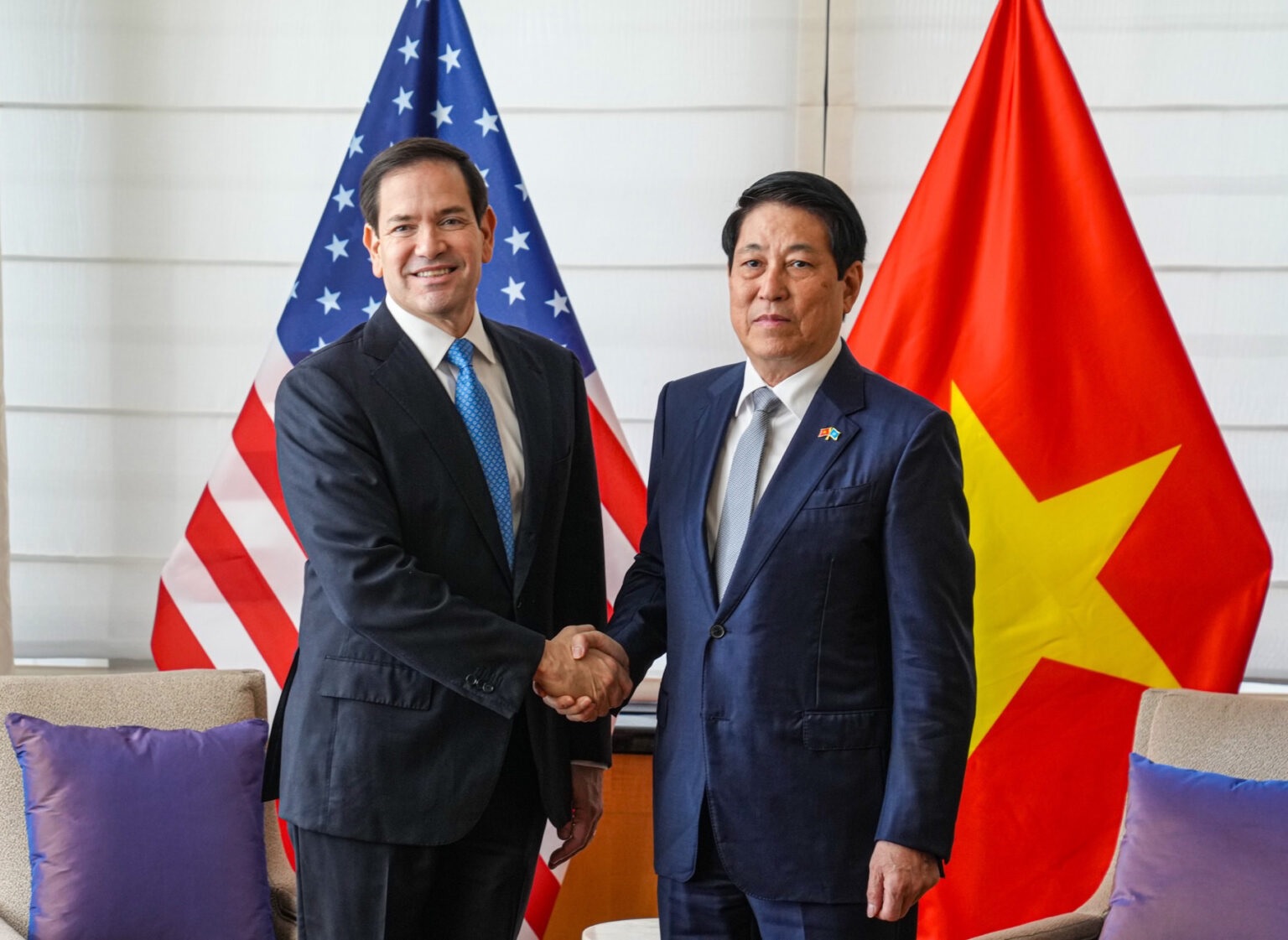 鲁比奥（左）周三会见梁强。