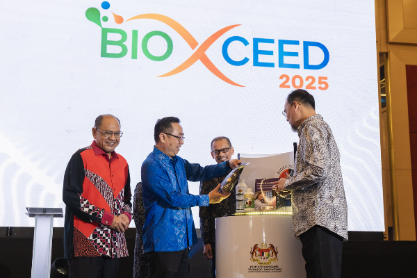郑立慷(左二)在BioXCeed 2025开幕仪式上展示生物基加速器,左为哈斯诺及右为凯鲁。