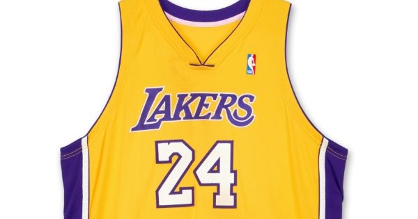 科比24号首披战袍 374万高价成交