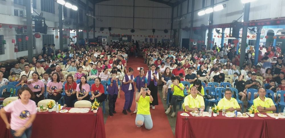 绵绵细雨浇不熄节庆热情，文丁中华小学中秋游园会吸引500人参与。