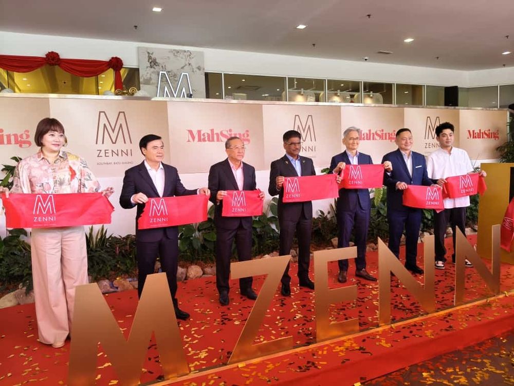 卢佳政（左起）、潘丁友、梁海金、山达拉祖、黄宝成、杨志明、孙佳豪一同为M Zenni销售展厅开幕暨槟城办公室乔迁新址庆典主持剪彩。