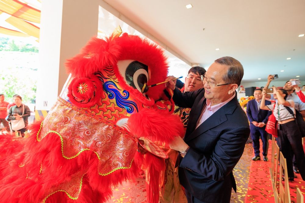 梁海金主持醒狮点睛仪式，寓意吉祥兴旺。