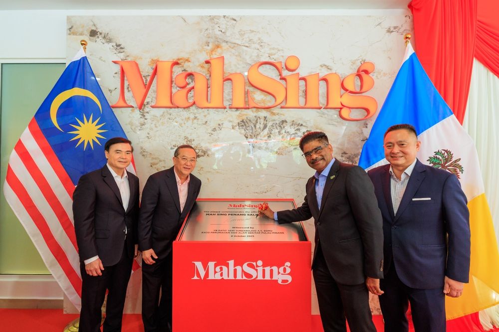 山达拉祖（右二）在马星集团一众高层，潘丁友（左起）、梁海金、杨志明的见证下，在开幕牌匾上签名留念。