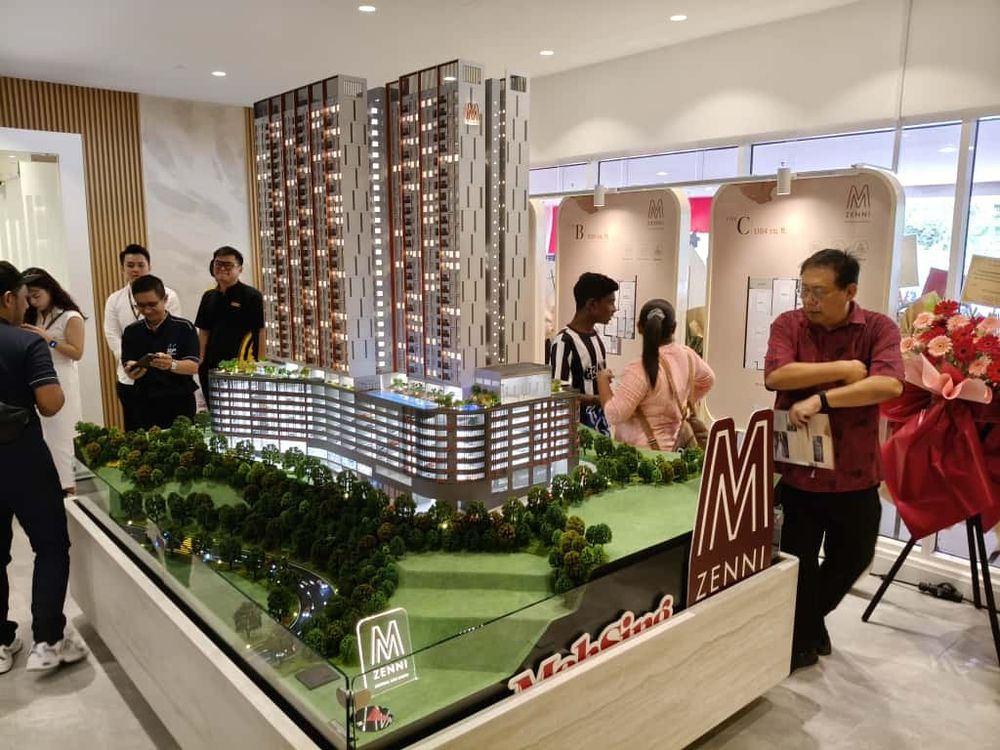 M Zenni永久地契高层综合发展项目外观鸟瞰图，其设计融合了山地景观的禅意与现代建筑的极简主义。