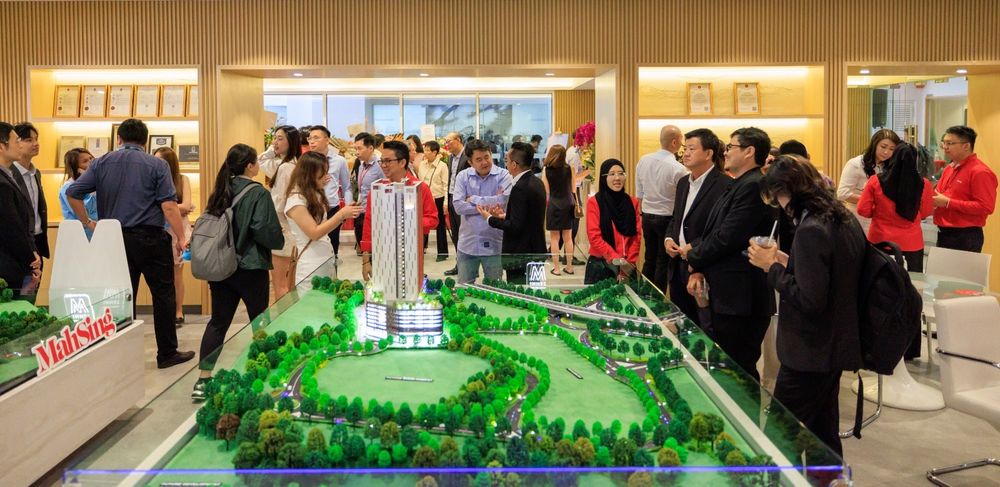 M Zenni销售展厅开放首日即吸引大批人潮，马星员工热情向客户们介绍项目优势。