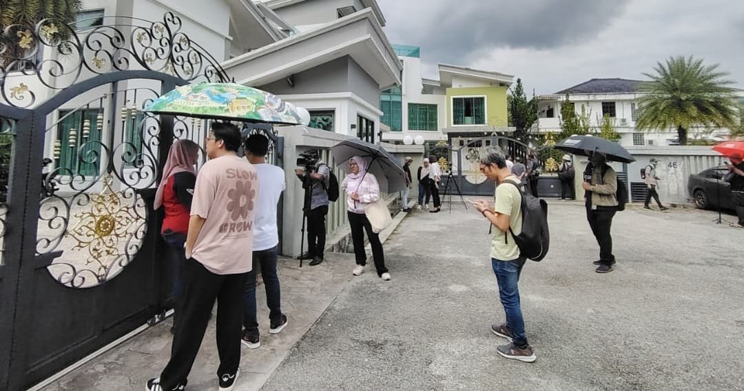 “粉红女商人”拖欠承包商 豪宅物品拍卖100万成交