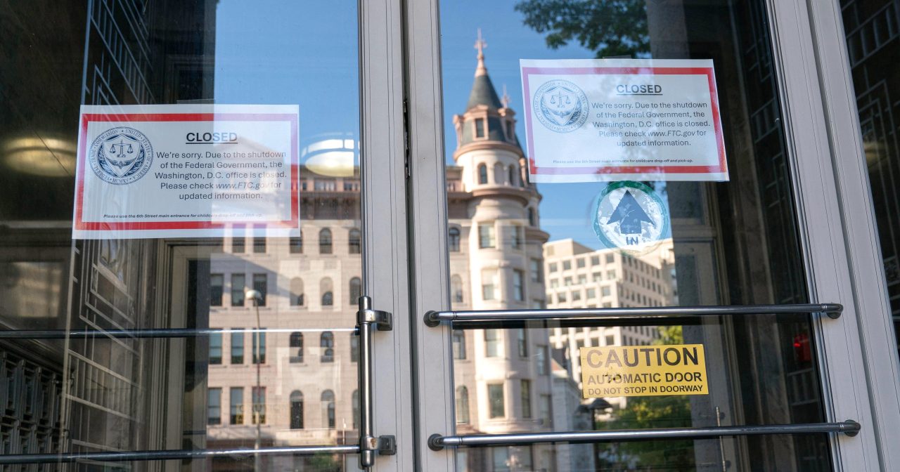 美政府关门持续1周 特朗普态度放软:乐与民主党解决保健问题