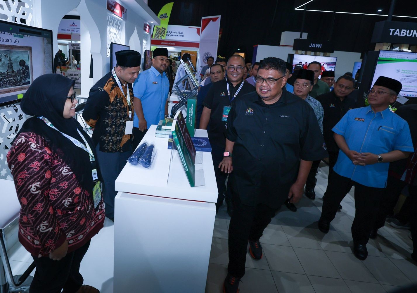 阿都拉勿（前右二）与莫哈末纳因（前右）参观马六甲国际清真节展览馆