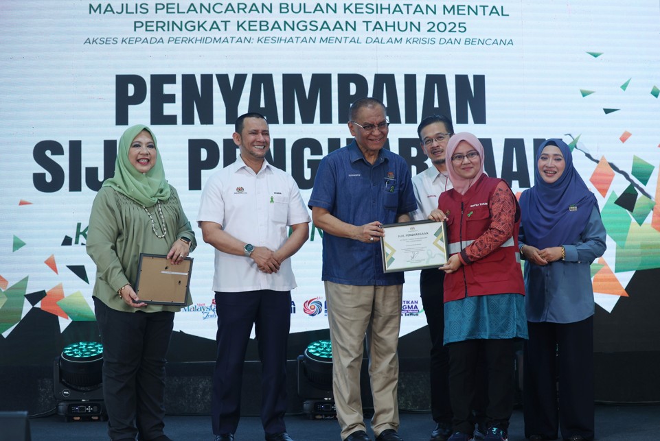 政府致力于解决心理健康危机，将推出“社区心灵安康计划”（K-MindSET），旨在提高民众的心理健康素养，培养心理韧性。左3为祖基菲里。